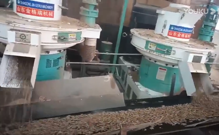 秸稈制粒機(jī)現(xiàn)場工作中
